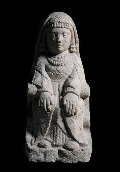 Bayan oturuyor. Kireçtaşı heykeli, MÖ 4.-2. yy by Iberian