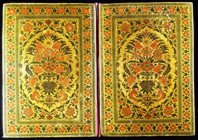Çiçek desenli, ortasında çiçek vazosu ve ispinoz bulunan bir çift lake kitap kapağı, 18. yüzyıl by Indian School