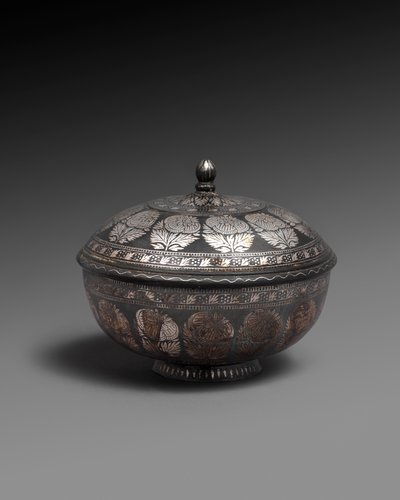 Gümüş kakma metal alaşımdan kase ve kapak, her biri natüralist çiçeklerden oluşan bir şerit, 1700-1899 by Indian School