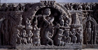 Hinduizm: “” Krishna veya Venugopala, flüt ineklerinin efendisi””” Siyah taş heykel, orta kısım (Krishna as Venugopala) 12. yüzyıl (12. yüzyıl) Halebidu, Mysore - Kalküta, Hint müzesi by Indian School