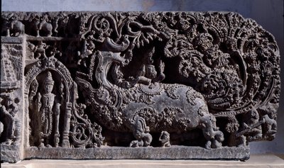 Hinduizm: “” Krishna veya Venugopala, flüt ineklerinin efendisi””” Siyah taş heykel, sağ kısım (Krishna as Venugopala) 12. yüzyıl (12. yüzyıl) Halebidu, Mysore - Kalküta, Hint müzesi by Indian School