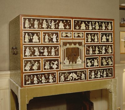 Fildişi ve gül ağacı ile dekore edilmiş Hint dolabı, 17 çekmece, Seylan, 1700 by Indian School