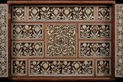Babür kabinesi, Gujarat veya Sindh, Batı Hindistan (fildişi işlemeli ahşap) by Indian School