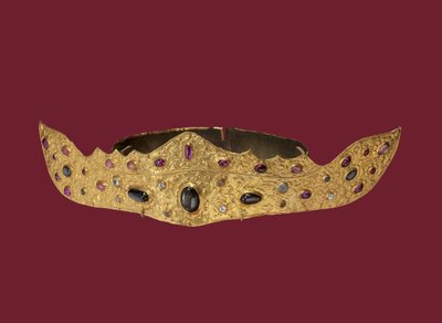 Crown, Klungkung Kingdom (altın ve değerli taşlar) by Indonesian School