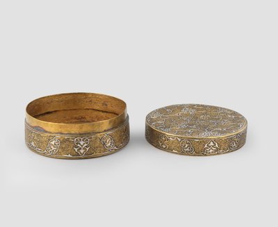 Silindirik kapaklı, gümüş kakmalı pirinç işlemeli, sonradan yaldızlı ve olası iç bant ilaveli kutu, 1400-c.1525 by Iranian School