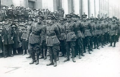 Michael Collins (1890-1922) (solda) İrlanda Özgür Devlet Ordusu Başkanı olarak Arthur Griffith