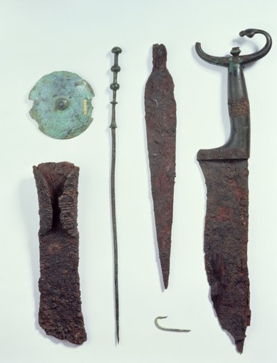 Yukarıdan Aşağıya: Demir Çağı, Hallstatt'taki erkek mezarlarında bulunan bıçak, Mızrak ucu, olta, elbise iğnesi, kemer diski ve balta. by Iron Age