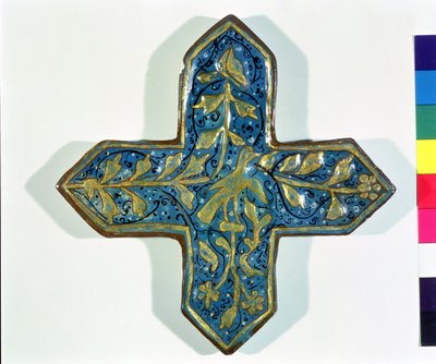 Takht-e Solaiman tarzında haç biçimli sır üstü yaprak yaldızlı karo, 13.-14. yüzyıl (seramik) by Islamic School