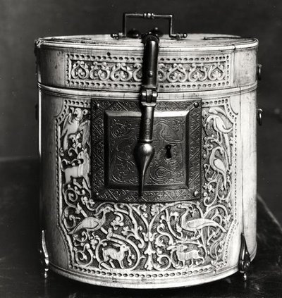 Hayvanlarla oyulmuş silindirik kutu, Mağribi by Islamic School