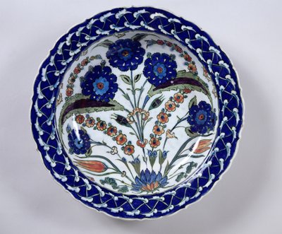 Çiçek süslemeli tabak, İznik (seramik) by Islamic School