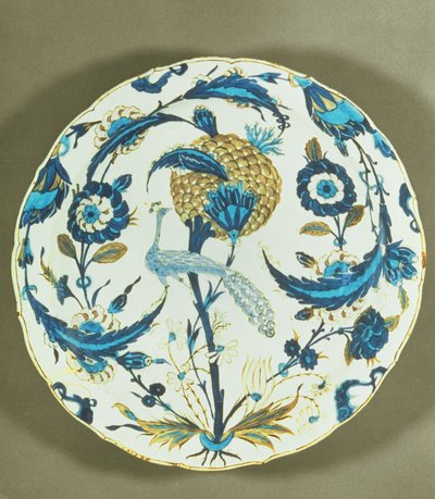 Çiçekler arasında tünemiş bir tavus kuşu ile boyanmış İznik çanak, Türkiye, c.1550-55 (polikrom sırlı fritware) by Islamic School