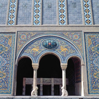 Çini kaplamalı, ızgaralı ve yekpare taş sütunlu eyvanlardan biri by Islamic School