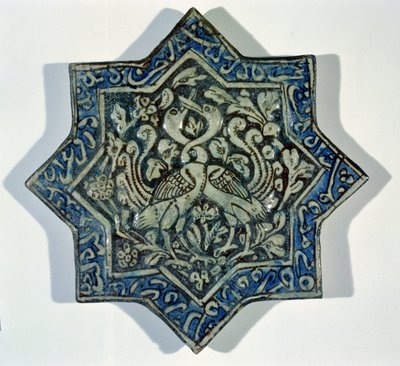 Takht-e Solaiman tarzında yıldız şeklinde sır üstü yaprak yaldızlı karo, 13.-14. yüzyıl (seramik) by Islamic School