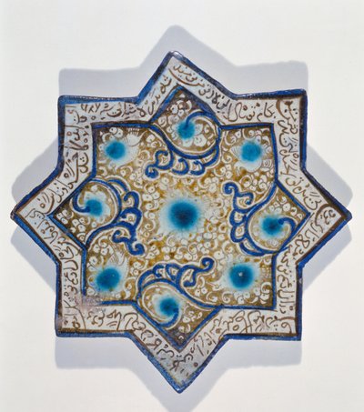 Takht-e Solaiman tarzında yıldız şeklinde sır üstü yaprak yaldızlı karo, 13.-14. yüzyıl (seramik) by Islamic School