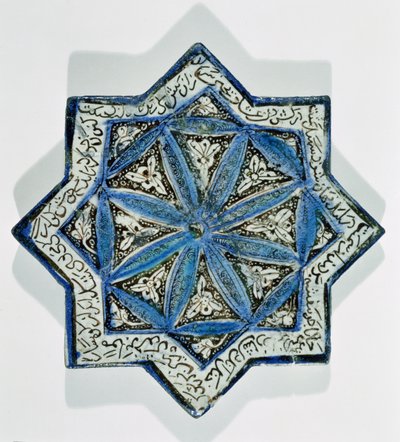 Takht-e Solaiman tarzında yıldız şeklinde sır üstü yaprak yaldızlı karo, 13.-14. yüzyıl (seramik) by Islamic School