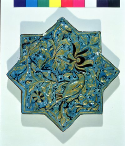 Takht-e Solaiman tarzında yıldız şeklinde sır üstü yaprak yaldızlı karo, 13.-14. yüzyıl (seramik) by Islamic School