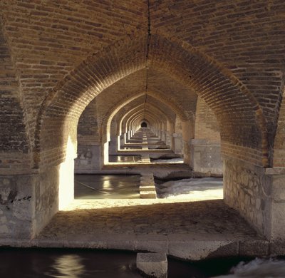 Khaju Köprüsü barajının iç kısmı boyunca görünüm, Safevi Dönemi (tuğla ve taş) by Islamic School