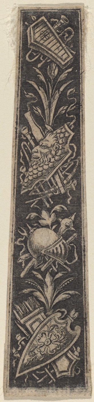 Zırhlı ve Müzik Aletli Süs Tabağı by Italian 18th or 19th Century