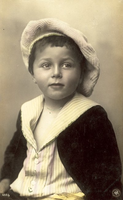 Disket şapkalı sevimli çocuk by Italian Photographer