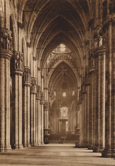 Duomo di Milano: İç Mekan, Orta Nef (b/w fotoğraf) by Italian Photographer