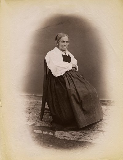 Sandalyede oturan yaşlı kadın, Parre, Lombardiya, İtalya, fotoğraf Premiata Fotografia Taramelli, Bergamo by Italian Photographer