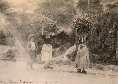 Başlarının üzerinde odun demetleri taşıyan çiftçiler, Paola, Calabria, Leopoldo Menarini