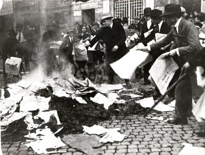 Faşist ekip kuşatmayı yıktıktan sonra sosyalist gazeteleri “Il Paese”i yaktı by Italian Photographer