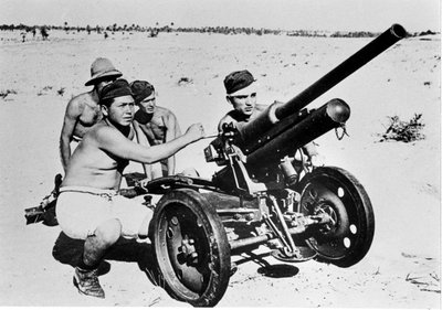 Libya çölünde İtalyan tanksavar. 1941. by Italian Photographer