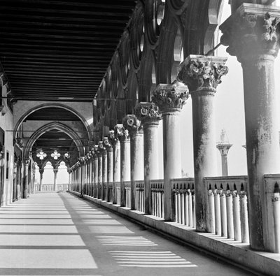 Palazzo Ducale'nin sundurma, Venedik, 1960 dolayları (s/b fotoğraf) by Italian Photographer