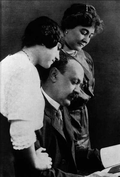 İtalyan yazar Italo Svevo'nun (1861-1928) karısı ve kızıyla birlikte portresi. by Italian Photographer