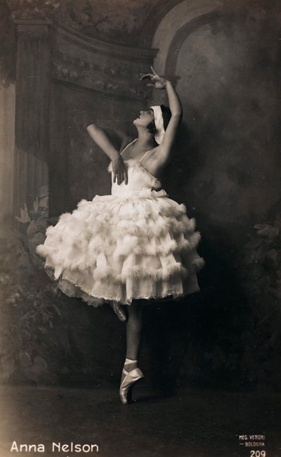 Bir balerin portresi, kartpostal; destek "Anna Nelson" ibaresini içeriyor by Italian Photographer