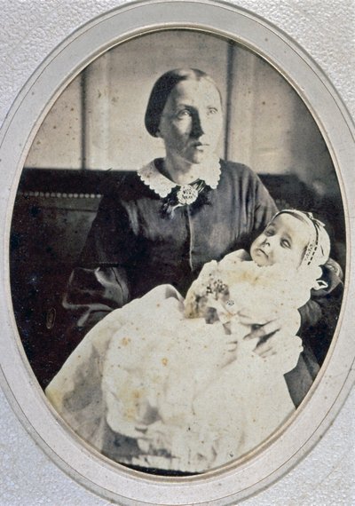 Annesi tarafından tutulan küçük bir kızın otopsi portresi, 1855 dolayları (s/b fotoğraf) by Italian Photographer