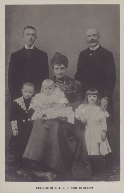 Cenova Dükü Prens Thomas ve eşi Bavyera Prensesi Isabella, çocuklarıyla birlikte (s/b fotoğraf) by Italian Photographer