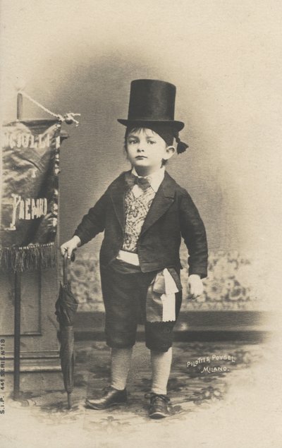 Takım elbiseli küçük çocuk (s/b fotoğraf) by Italian Photographer