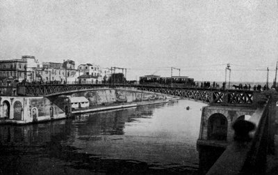 Taranto, kapalı döner köprü ve eski şehir (s/b fotoğraf) by Italian Photographer