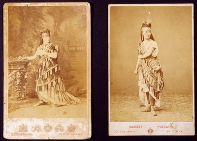 Aida için kostüm giyen Teresa Stolz ve Antonietta Pozzoni (jelatin gümüş baskı) by Italian Photographer