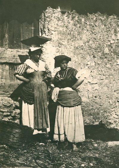 Roma kırsalından geleneksel kıyafetler giyen iki çiftçi, İtalya, 1910 civarı by Italian Photographer