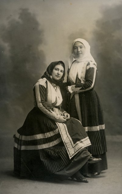 Geleneksel kıyafetler giyen iki kadın, Fonni, Sardinya, İtalya, 1915 civarı by Italian Photographer