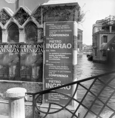 Ön planda bir Giorgione sergisinin ve siyasi bir manifestonun reklamını yapan posterlerle Venedik