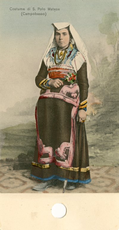 Geleneksel kıyafet giyen kadın, San Polo Matese, Molise, İtalya, 1910 civarı by Italian Photographer