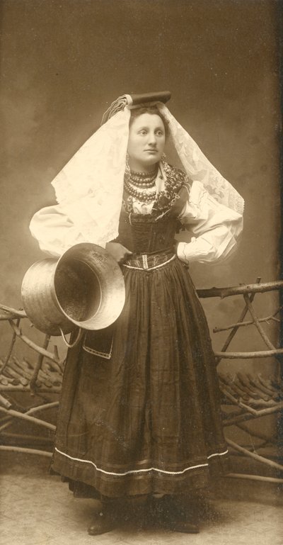 Geleneksel kostüm giyen ve elinde bakır kap tutan kadın, Abruzzo, İtalya by Italian Photographer