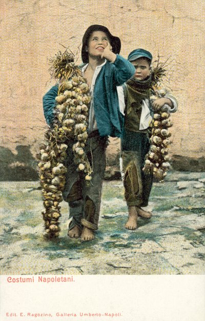 Genç sarımsak satıcıları, Napoli by Italian Photographer