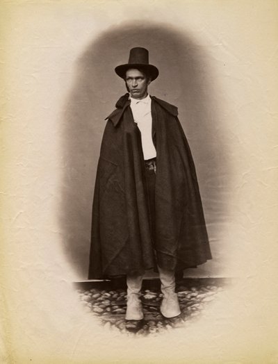 Pelerin ve şapka takan genç adam, Parre, Lombardiya, İtalya, fotoğraf Premiata Fotografia Taramelli, Bergamo by Italian Photographer