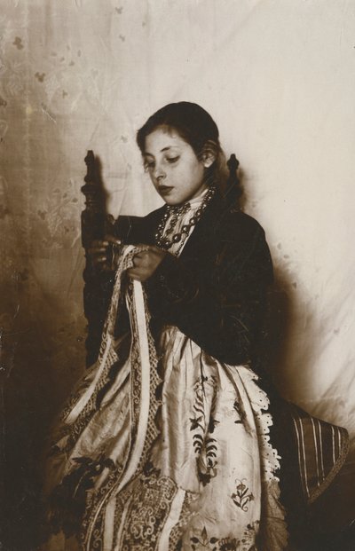 Dikiş diken genç kadın, Toskana, İtalya, 1910 civarı by Italian Photographer
