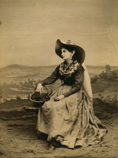 Siena kırsalından giysi ve hasır şapka giyen genç kadın, Toskana, İtalya, fotoğraf Paolo Lombardi, Siena, 1890 civarı by Italian Photographer