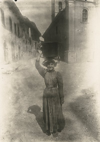 Geleneksel kıyafetler giyen genç kadın, Roccaraso, Abruzzo, İtalya, yaklaşık 1905 by Italian Photographer