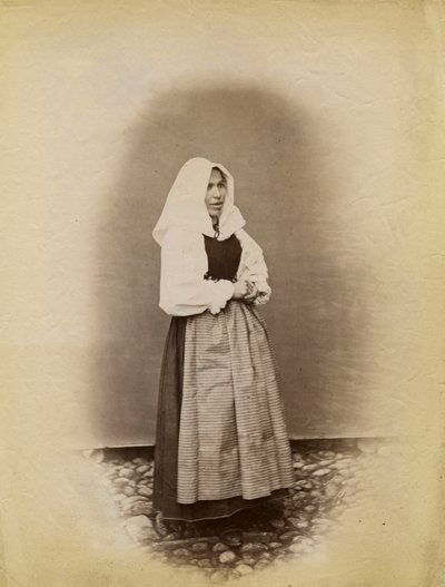 Gelinlik giyen genç kadın, Parre, Lombardiya, İtalya, fotoğraf Premiata Fotografia Taramelli, Bergamo by Italian Photographer