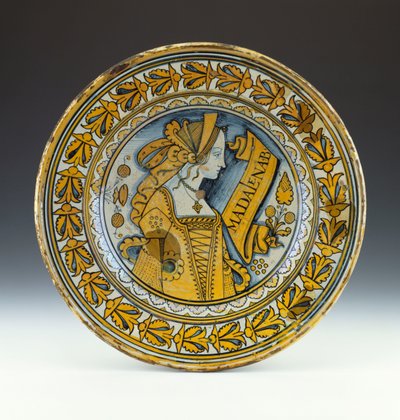 Profilde genç bir kadını betimleyen ve üzerinde Madalena B yazan bir Deruta mavisi ve altın rengi cilalı portre tabağı, c.1525 (cilalı seramik) by Italian School
