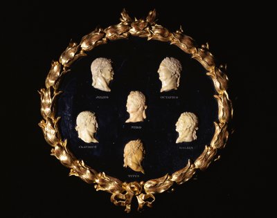 Octavius, Galbin, Titus, Claudius, Julius ve Nero isimleriyle oyulmuş Roma İmparatorlarının altı İtalyan Siena mermer kabartma profil büstleri seti by Italian School