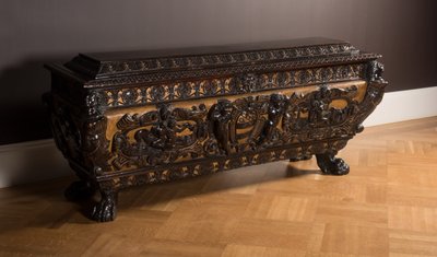 Cassone (oymalı ve yaldızlı ceviz) by Italian School